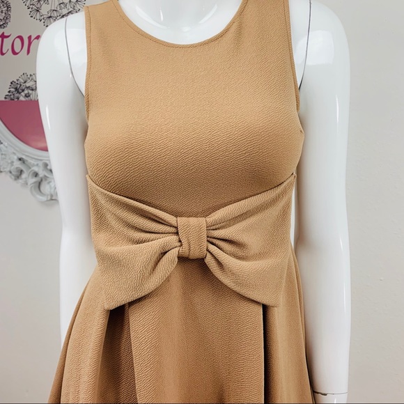 Millibon / Tan Sleeveless Textured  Bow Front - Picture 2 of 7